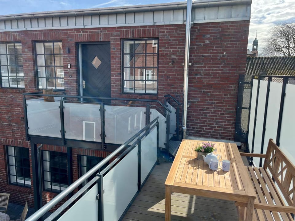 Property building, Patio, Day, Balcony/Terrace, Seating area, Dining area