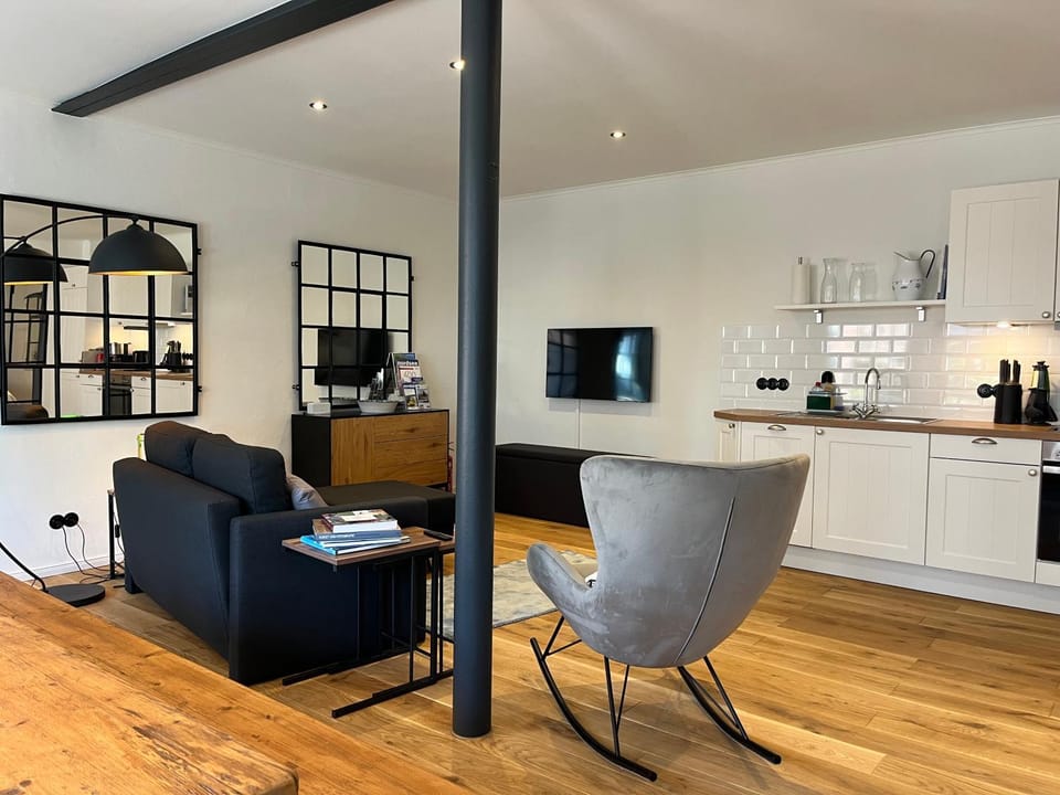 TV and multimedia, Coffee/tea facilities, Kitchen or kitchenette, Living room, Seating area, Dining area