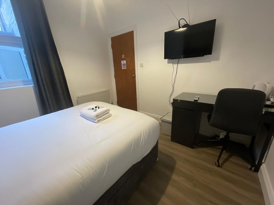 Bed, TV and multimedia, Photo of the whole room, Bedroom