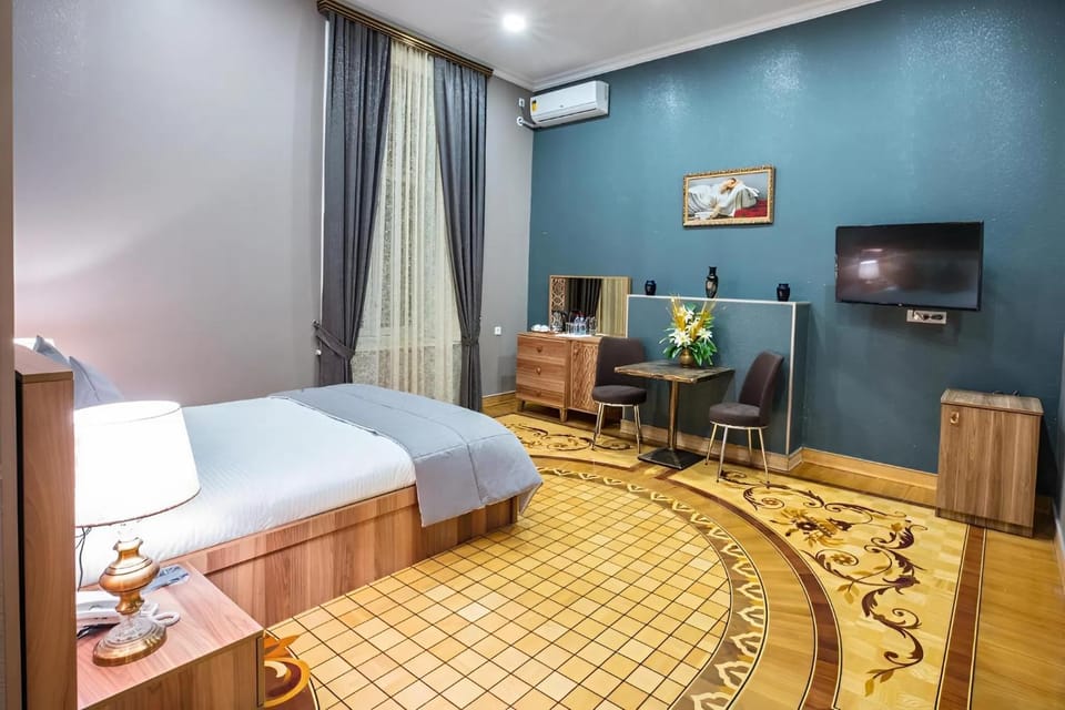 Communal lounge/ TV room, Bed, TV and multimedia, Living room, Photo of the whole room, Seating area, Evening entertainment, Bedroom, hair dresser