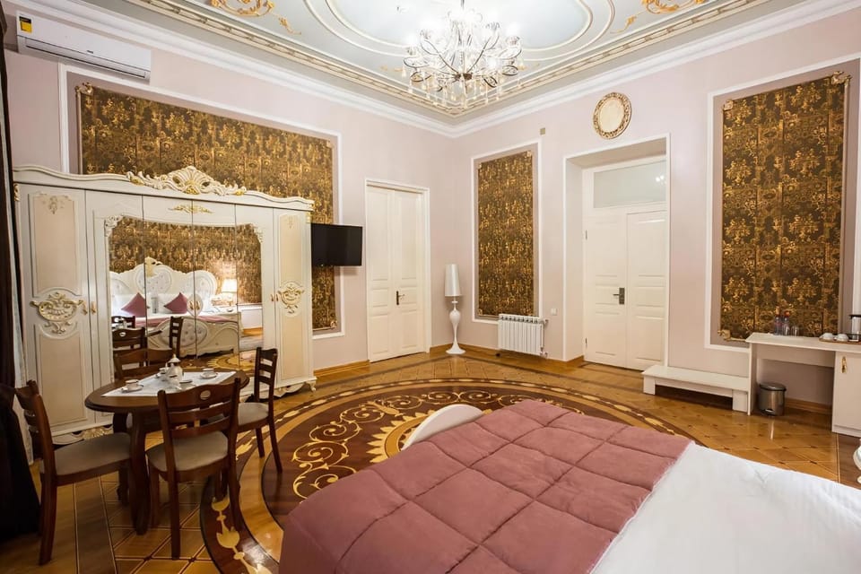 Bed, TV and multimedia, Living room, Photo of the whole room, Seating area, Dining area, Bedroom, wardrobe