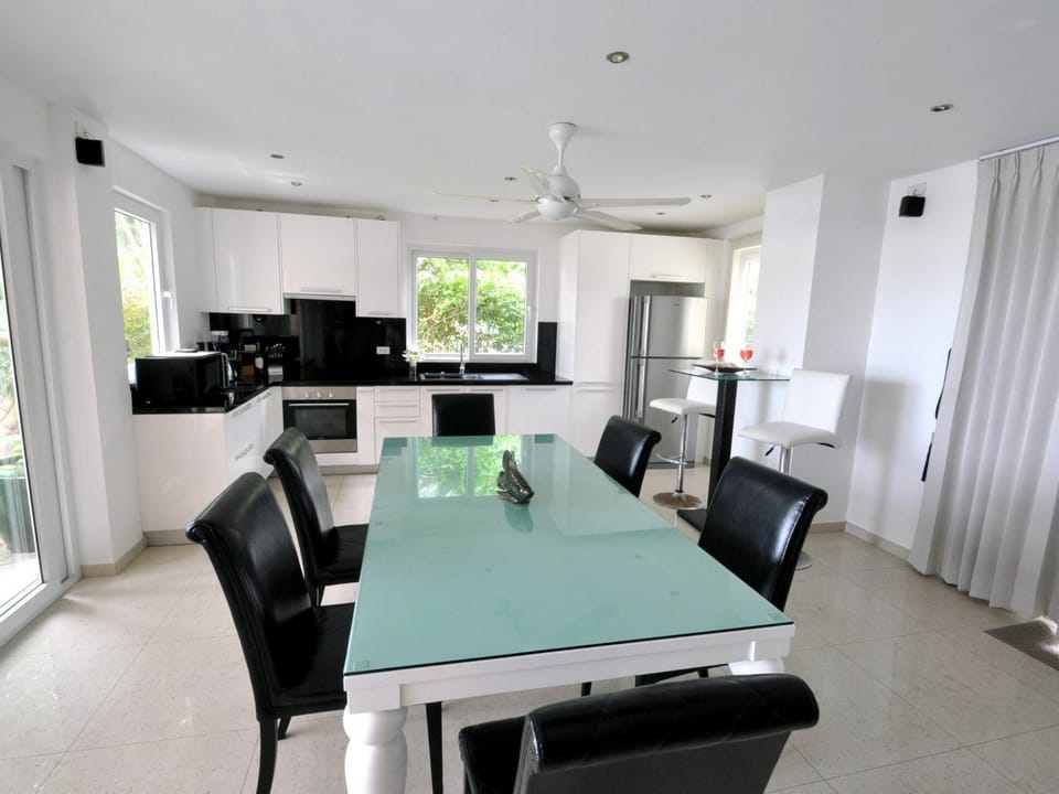 Restaurant/places to eat, Communal lounge/ TV room, Kitchen or kitchenette, Living room