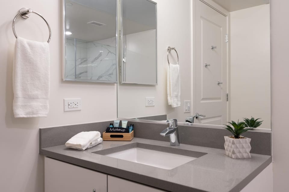 King Bed-Walk Downtown-Free Garage Parking-Laundry Apartment in Walnut Creek