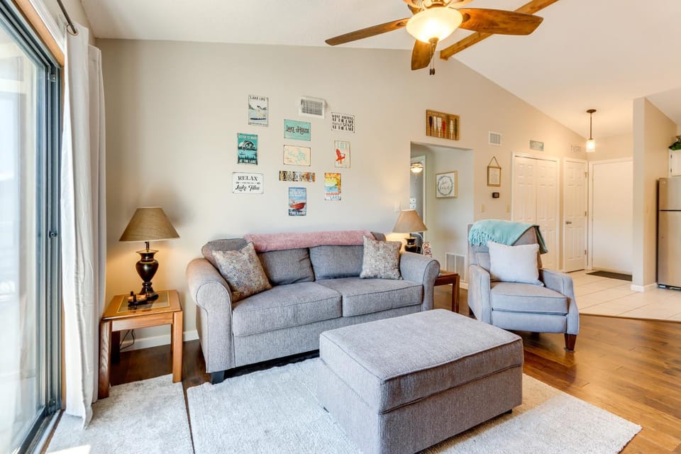Walk to Pool and Lake Cozy Osage Beach Condo Apartment in Osage Beach