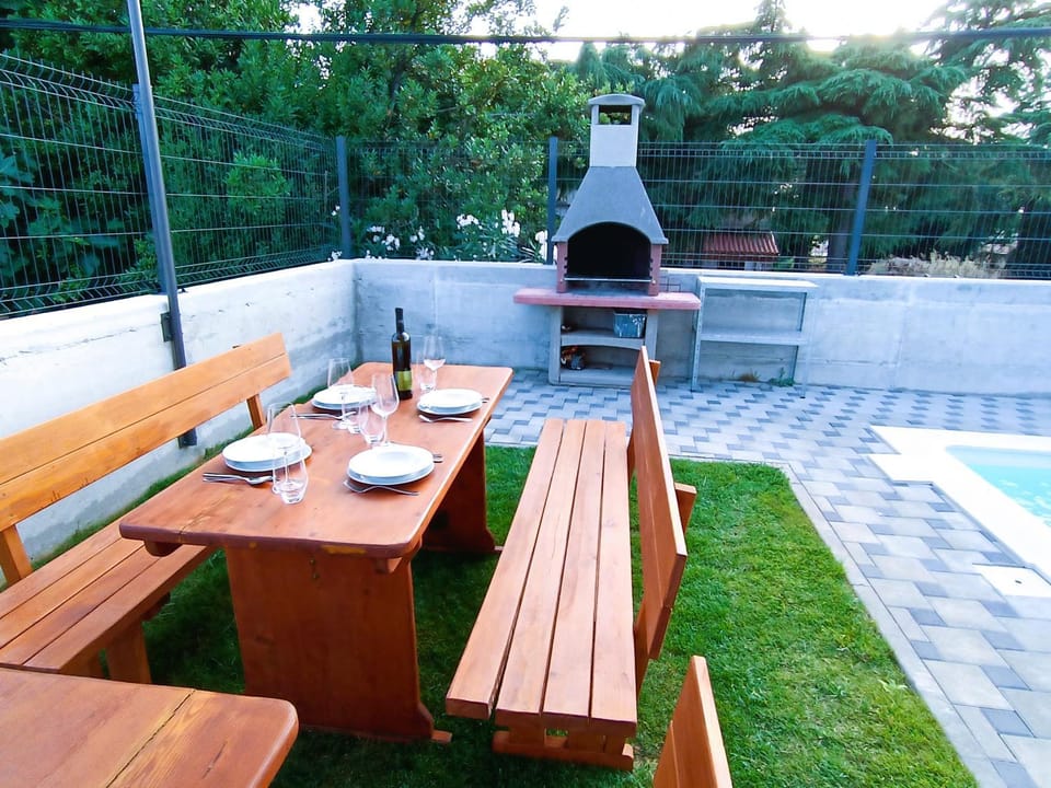 BBQ facilities, Garden, Seating area