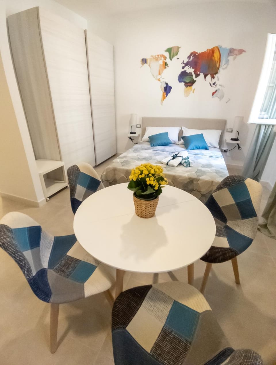 Photo of the whole room, Dining area