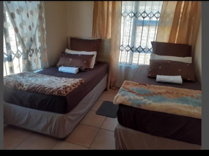 Rona Thina House House in Gauteng