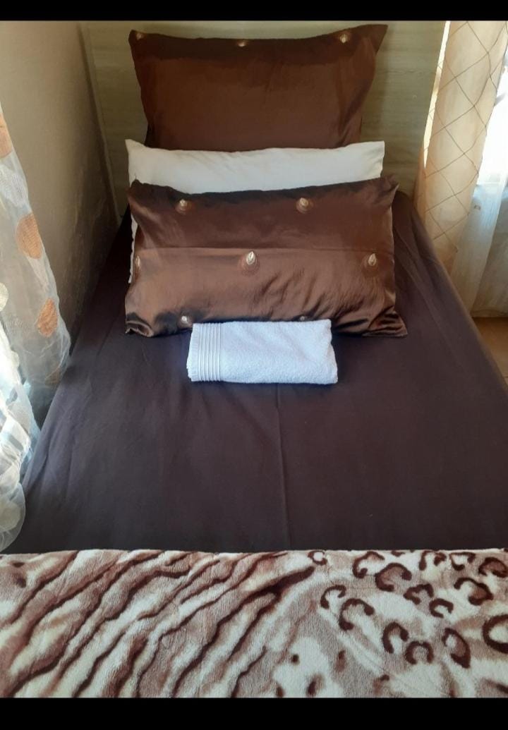 Rona Thina House House in Gauteng