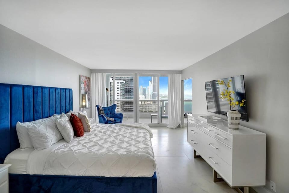 Bed, Bathroom, TV and multimedia, Balcony/Terrace, Photo of the whole room, Bedroom, Sea view