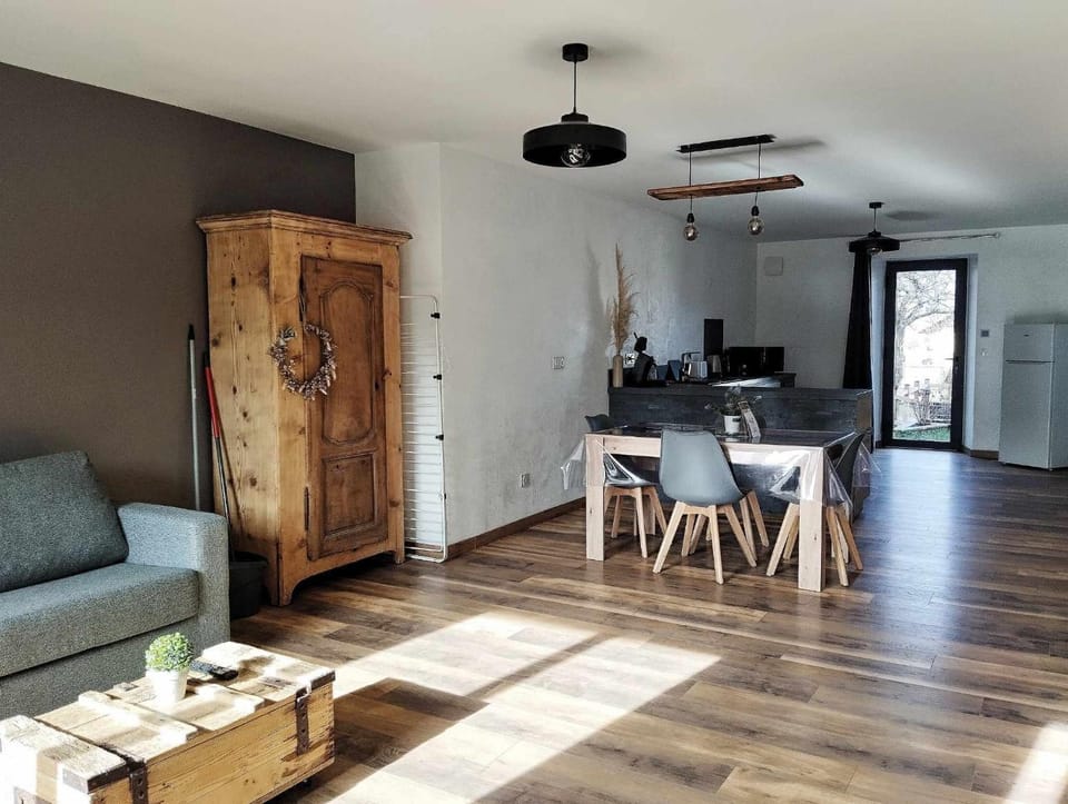 LE MAZOT-SPA HIVER ET ETE-Piscine-Proche lac-Charme-Détente Apartment in Doussard