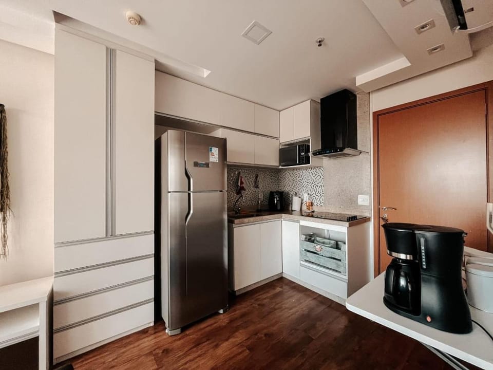 Kitchen or kitchenette, minibar, oven, stove