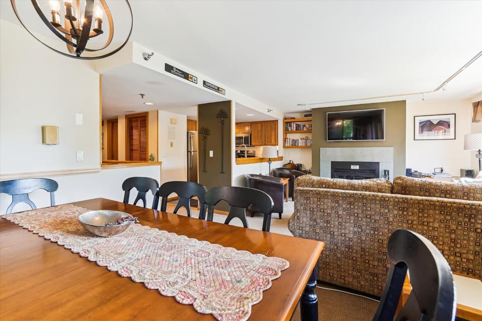 Seating area, Dining area