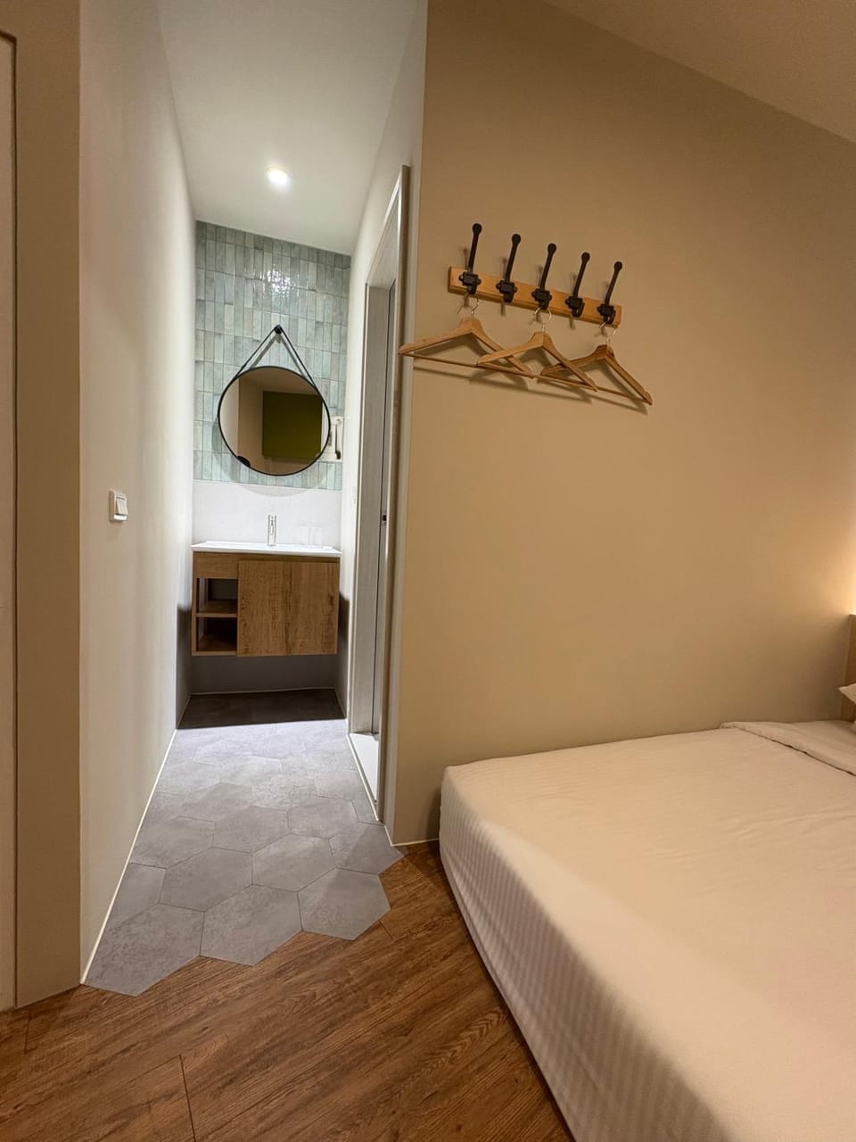 Photo of the whole room, Bedroom