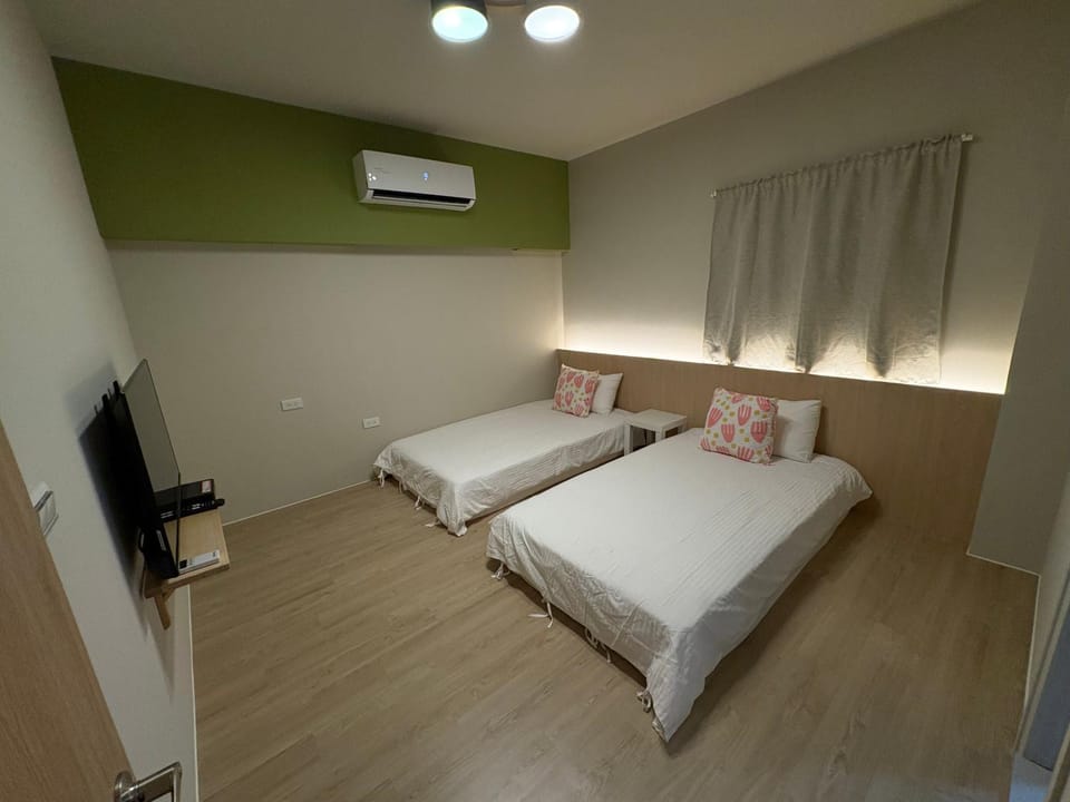 Bed, Photo of the whole room, air conditioner