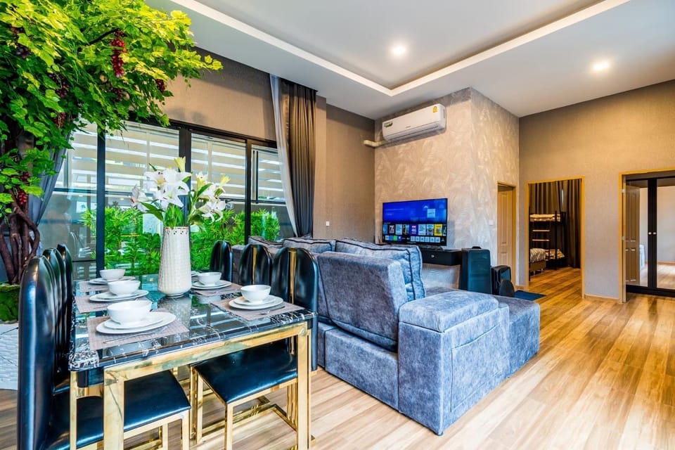 Communal lounge/ TV room, TV and multimedia, Living room, Seating area, Dining area, Evening entertainment, air conditioner