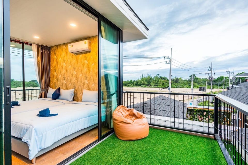 Bed, Day, Balcony/Terrace, Photo of the whole room, Bedroom, towels