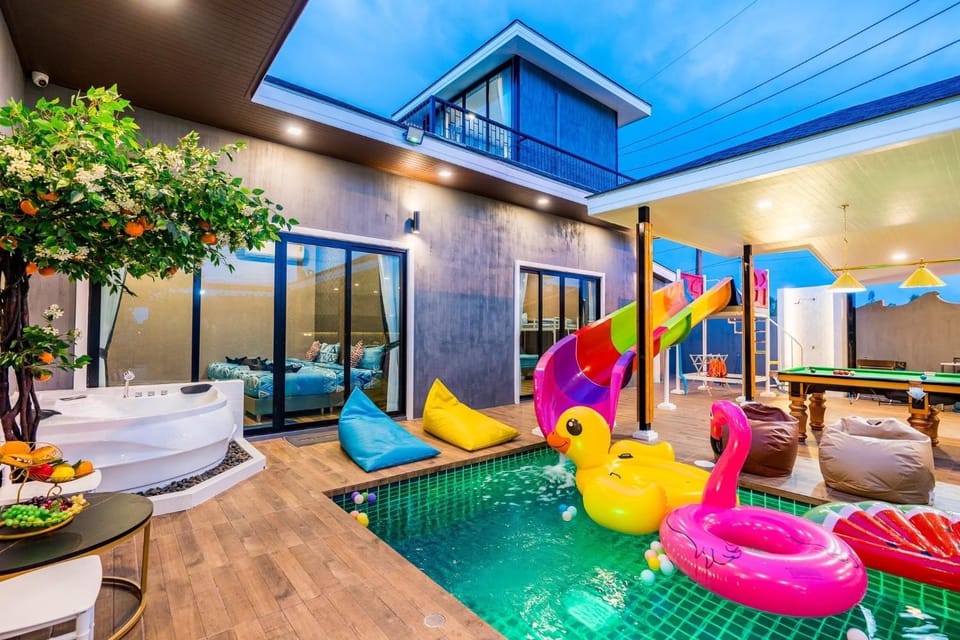 Seating area, Pool view