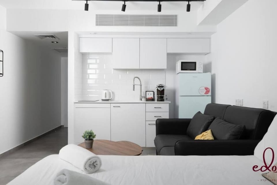 Bed, Coffee/tea facilities, Kitchen or kitchenette, Seating area, minibar, stove
