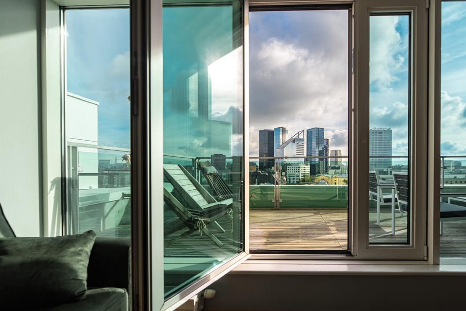 View (from property/room), Balcony/Terrace, Living room, Seating area, City view