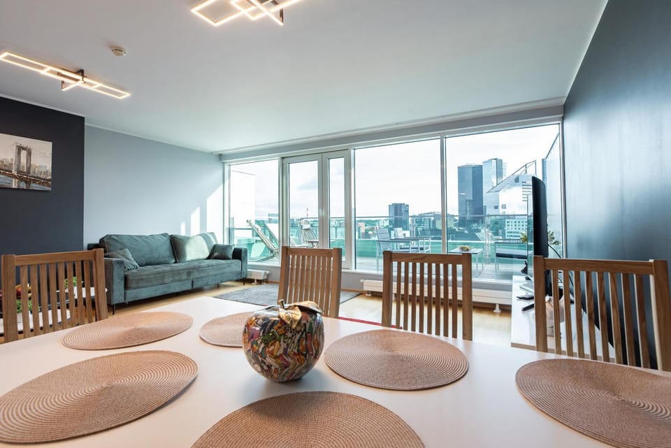 TV and multimedia, Coffee/tea facilities, View (from property/room), Living room, Seating area, Dining area, City view, air conditioner