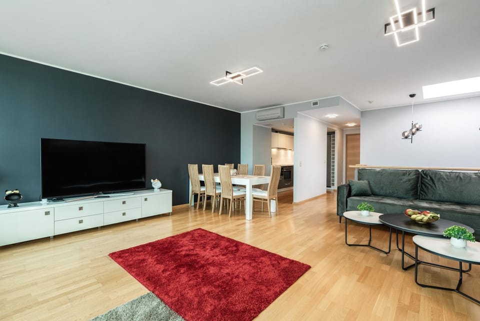 TV and multimedia, Coffee/tea facilities, View (from property/room), Living room, Seating area, Dining area, City view, Landmark view, air conditioner