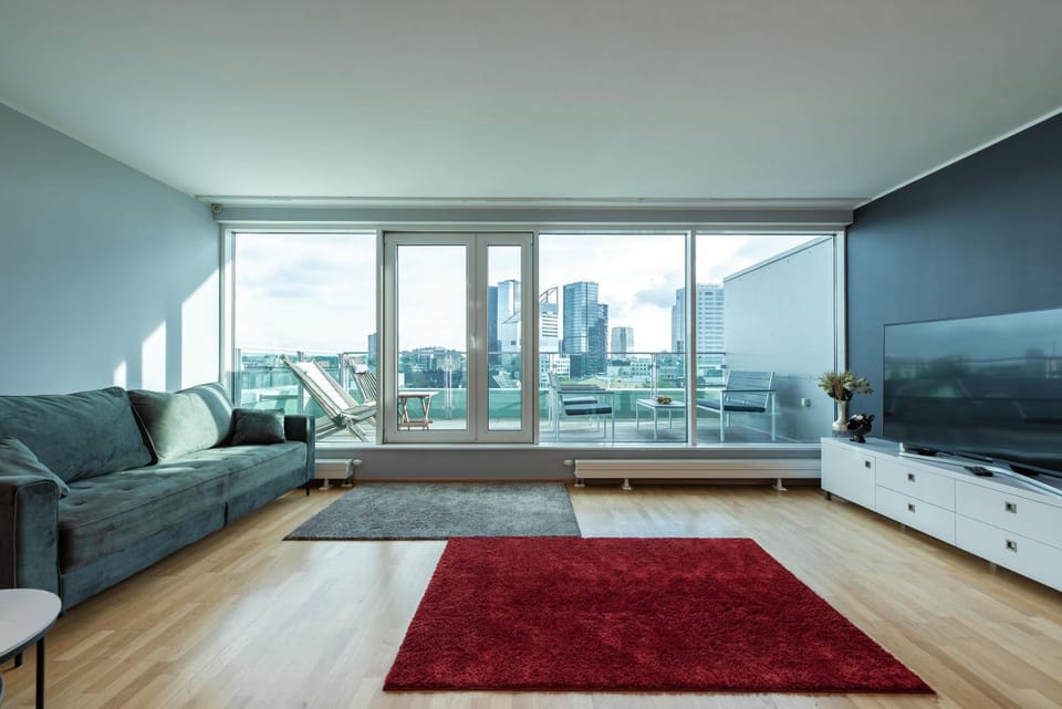 People, TV and multimedia, View (from property/room), Balcony/Terrace, Living room, Seating area, City view, group of guests, Family, air conditioner