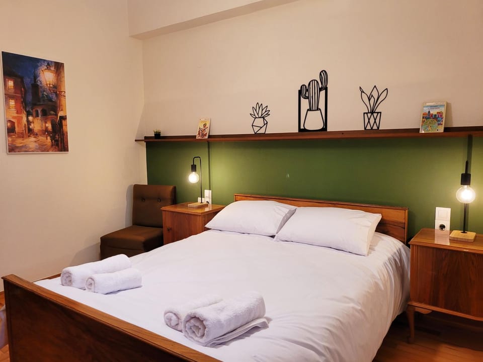 Bed, Bedroom, towels