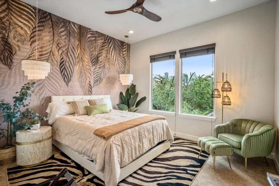 Bed, Photo of the whole room, Seating area, Bedroom, fireplace