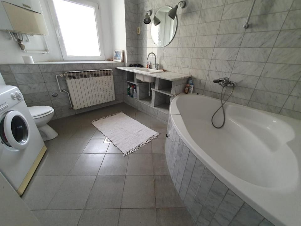 Bathroom, Bath, towels, washing machine