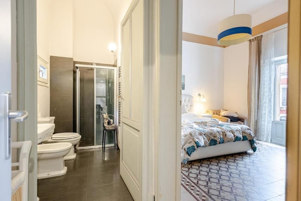 Shower, Toilet, Bed, Bathroom, Photo of the whole room, Bedroom, towels