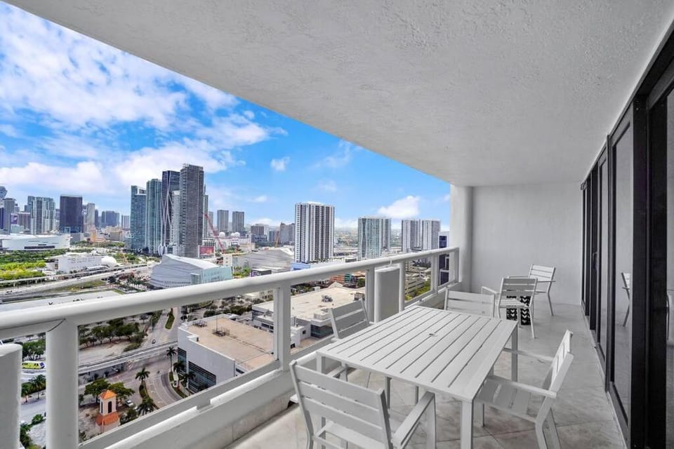 View (from property/room), Balcony/Terrace, City view, Sea view