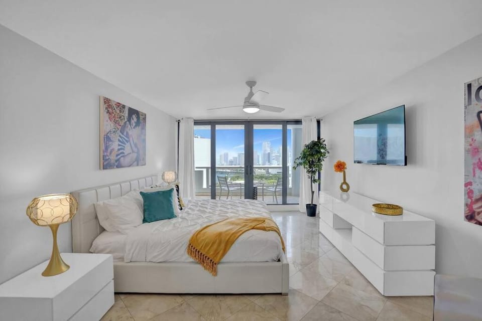 Bed, Bathroom, TV and multimedia, Balcony/Terrace, Photo of the whole room, Bedroom, City view, Sea view, wardrobe