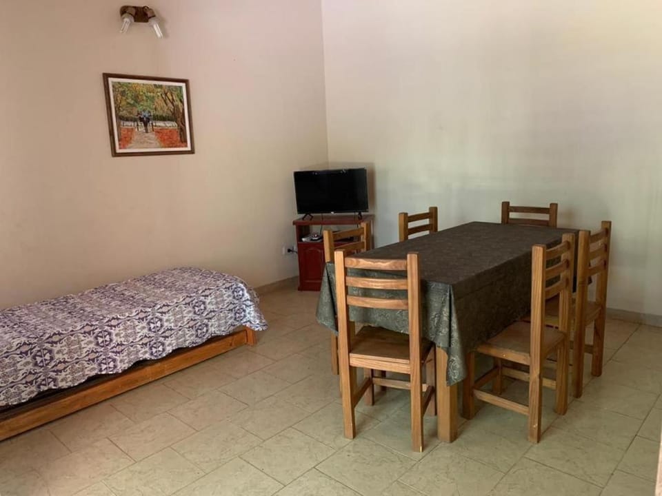 Property building, Bed, TV and multimedia, Living room, Photo of the whole room, Seating area, Dining area, Area and facilities, locker