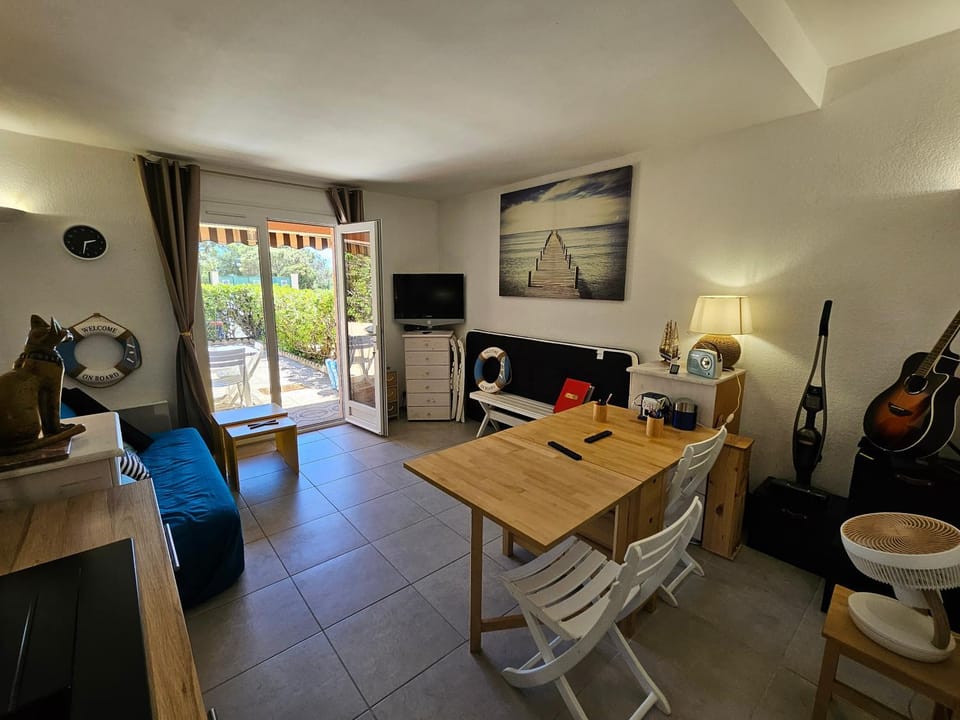 TV and multimedia, Living room, Seating area, Dining area
