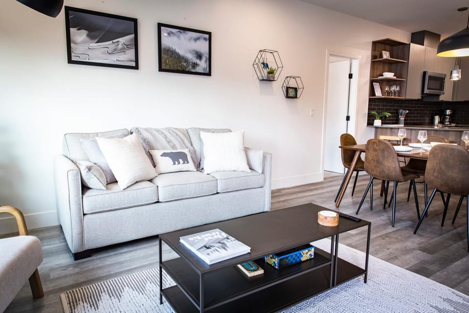 The Three Bear Penthouse - with Hot Tub House in Revelstoke