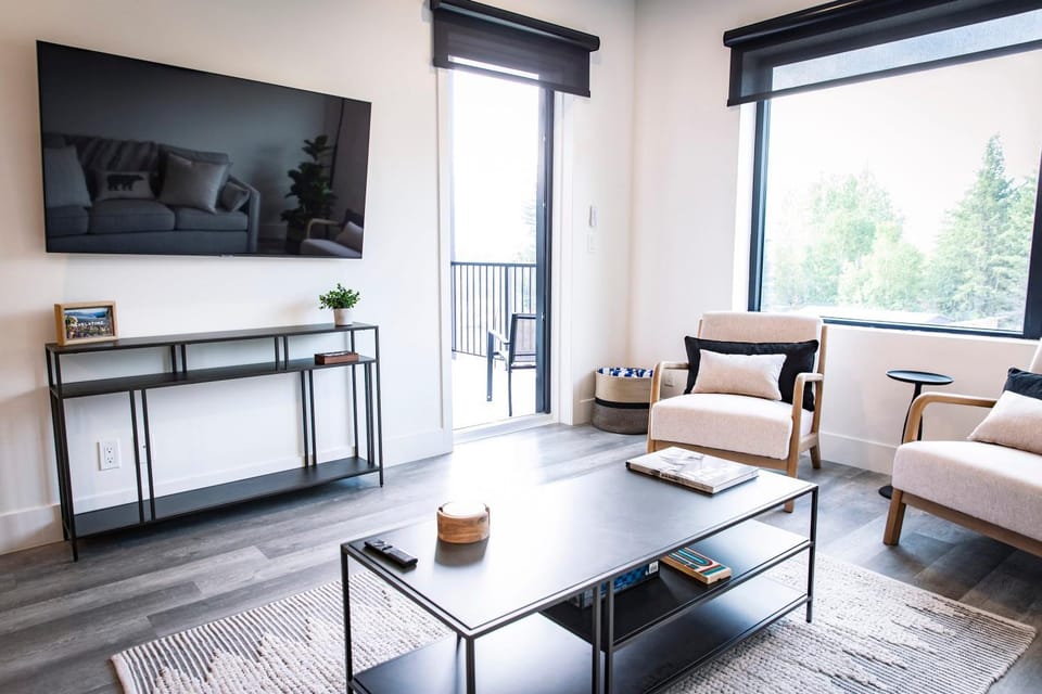 The Three Bear Penthouse - with Hot Tub House in Revelstoke