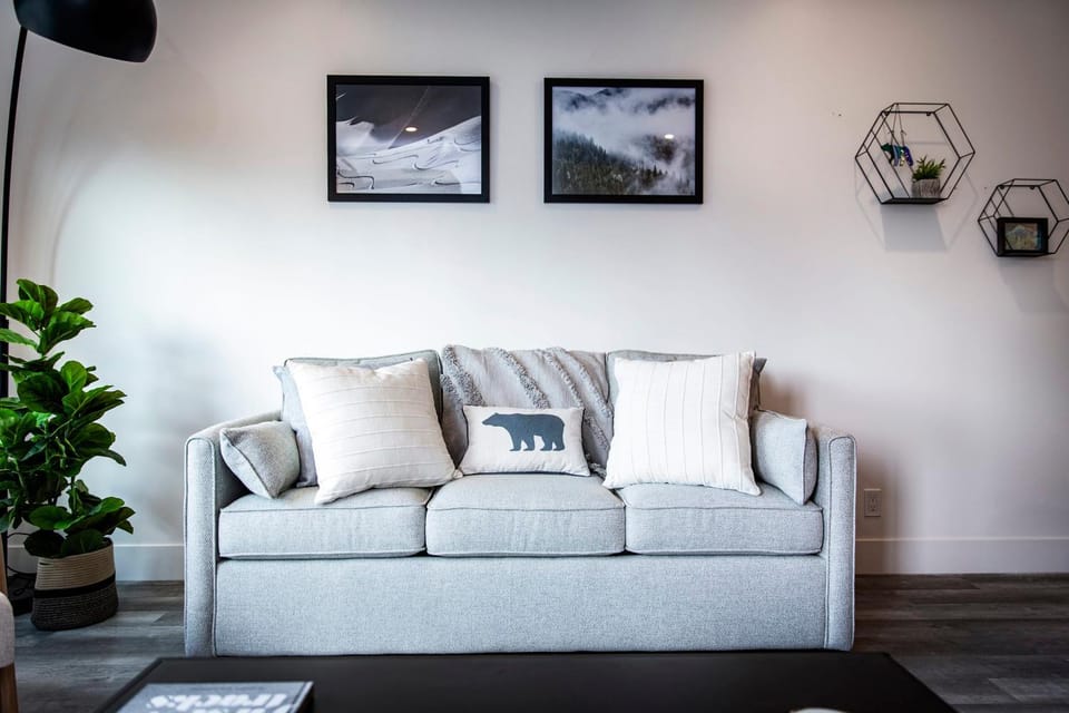 The Three Bear Penthouse - with Hot Tub House in Revelstoke