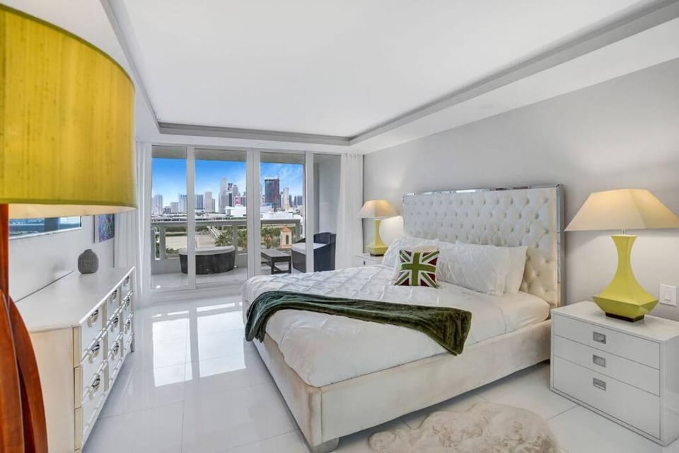 Bed, Bathroom, TV and multimedia, Balcony/Terrace, Photo of the whole room, Bedroom, City view, Sea view, hair dresser, wardrobe
