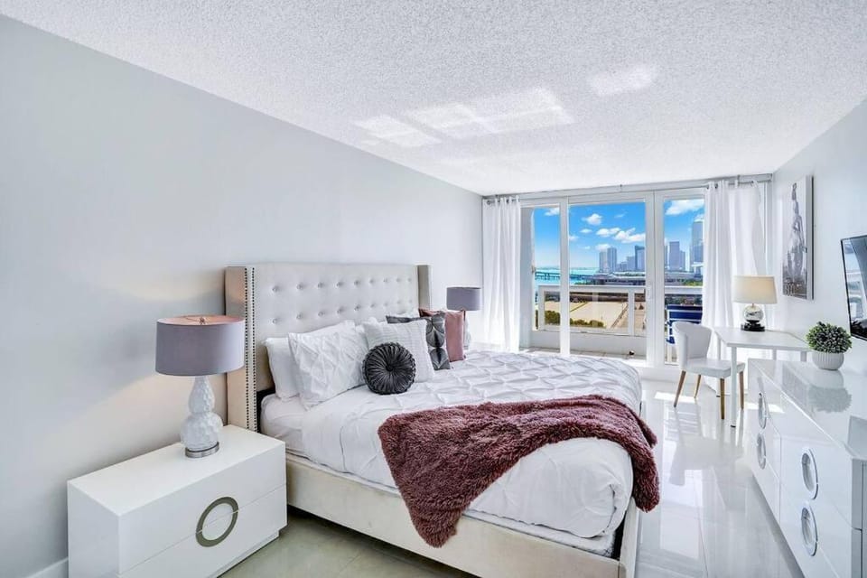 Bed, Bathroom, TV and multimedia, Balcony/Terrace, Photo of the whole room, Bedroom, City view, Sea view, wardrobe