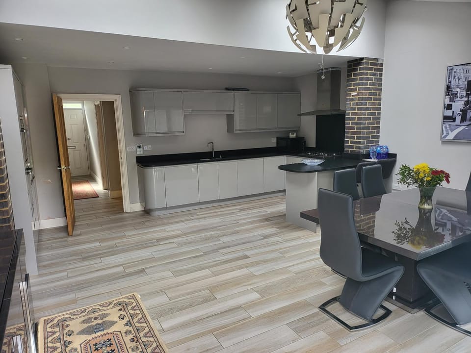 3 bedroom spacious house with parking House in Pinner