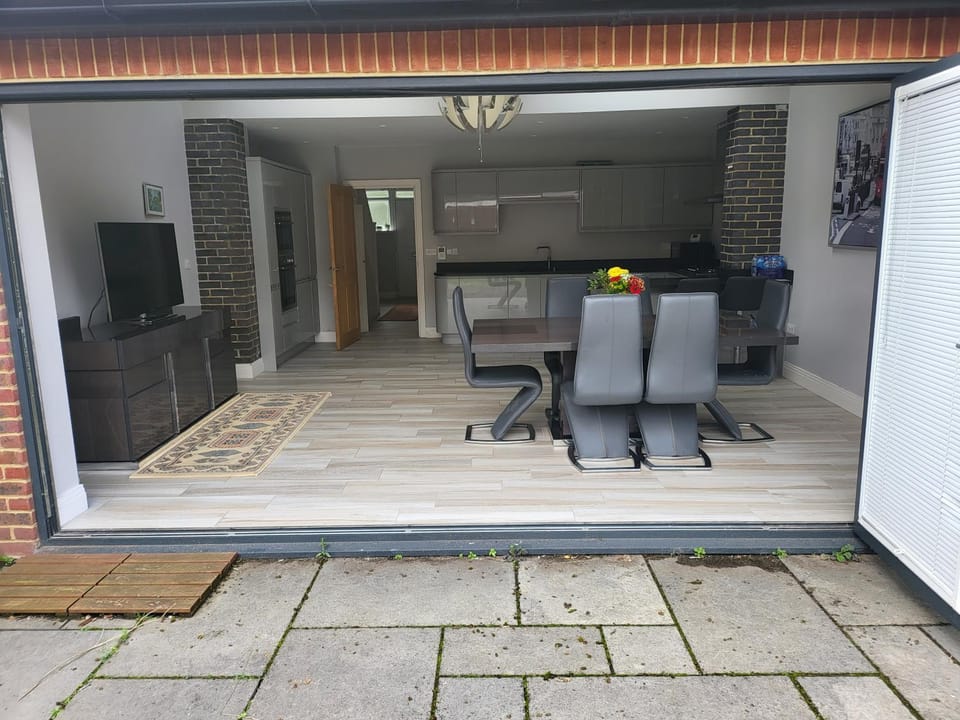 3 bedroom spacious house with parking House in Pinner