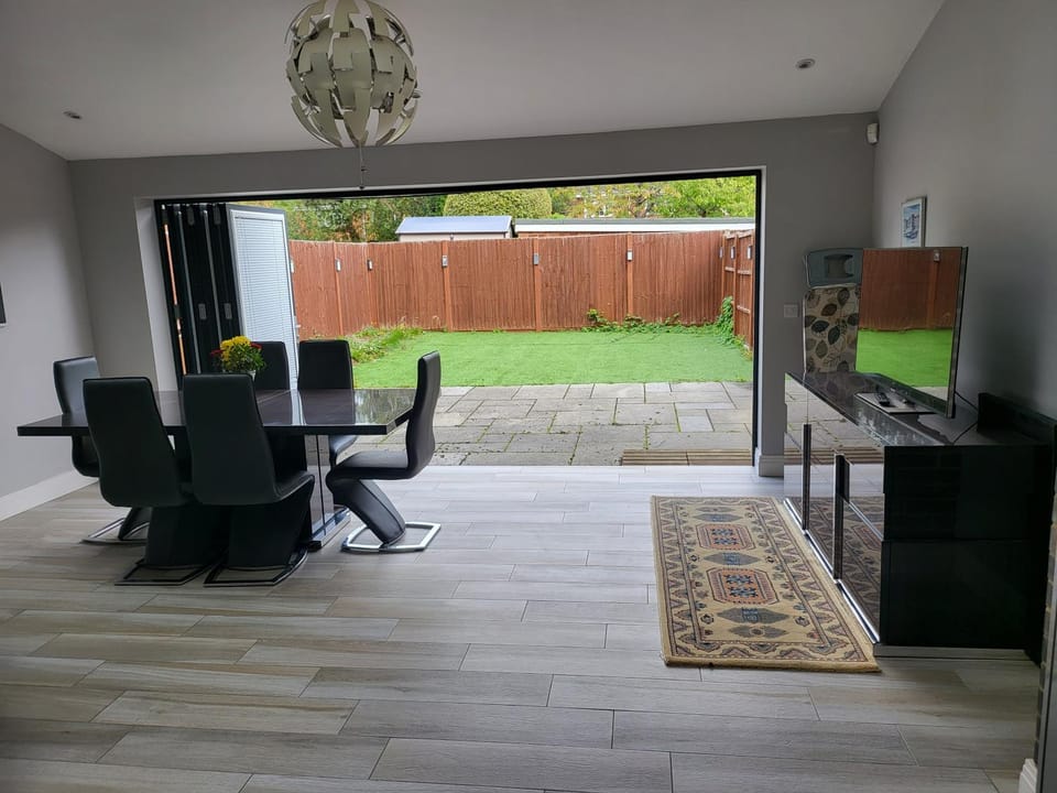 3 bedroom spacious house with parking House in Pinner