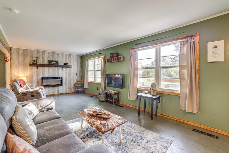 Peaceful Cassville Vacation Rental - Hike and Fish! House in Roaring River Township