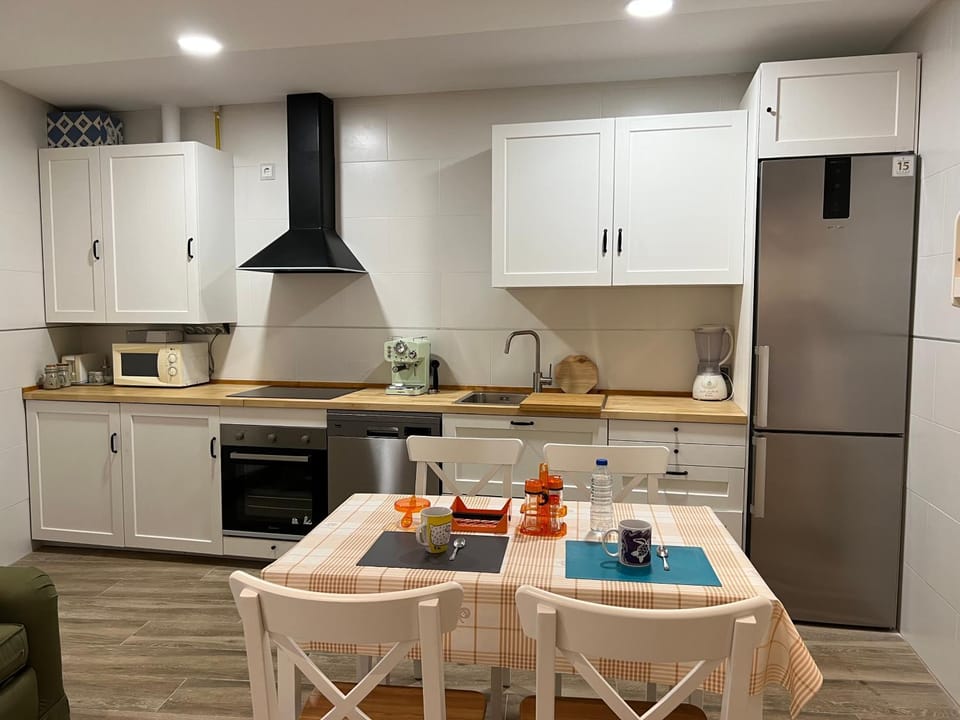 Coffee/tea facilities, Kitchen or kitchenette, Dining area, dishwasher, minibar, pet friendly, stove, toaster