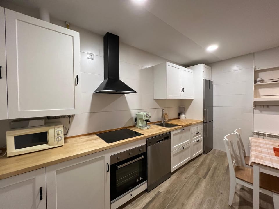 Kitchen or kitchenette, Dining area, dishwasher, minibar, pet friendly, stove, toaster