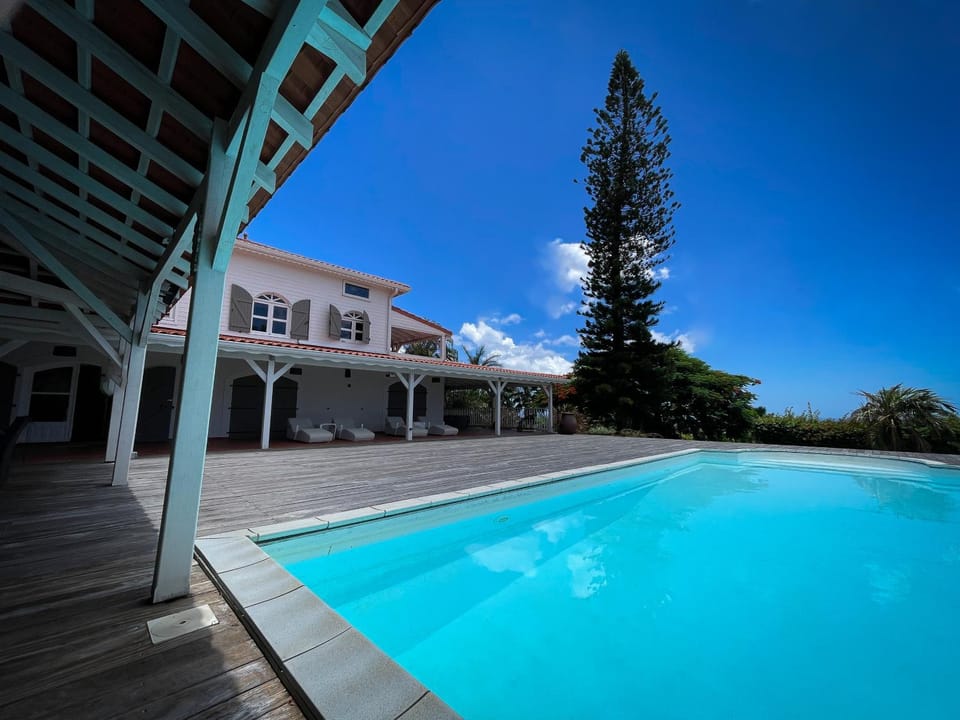 Property building, Day, Balcony/Terrace, Pool view, Swimming pool, Swimming pool, sunbed