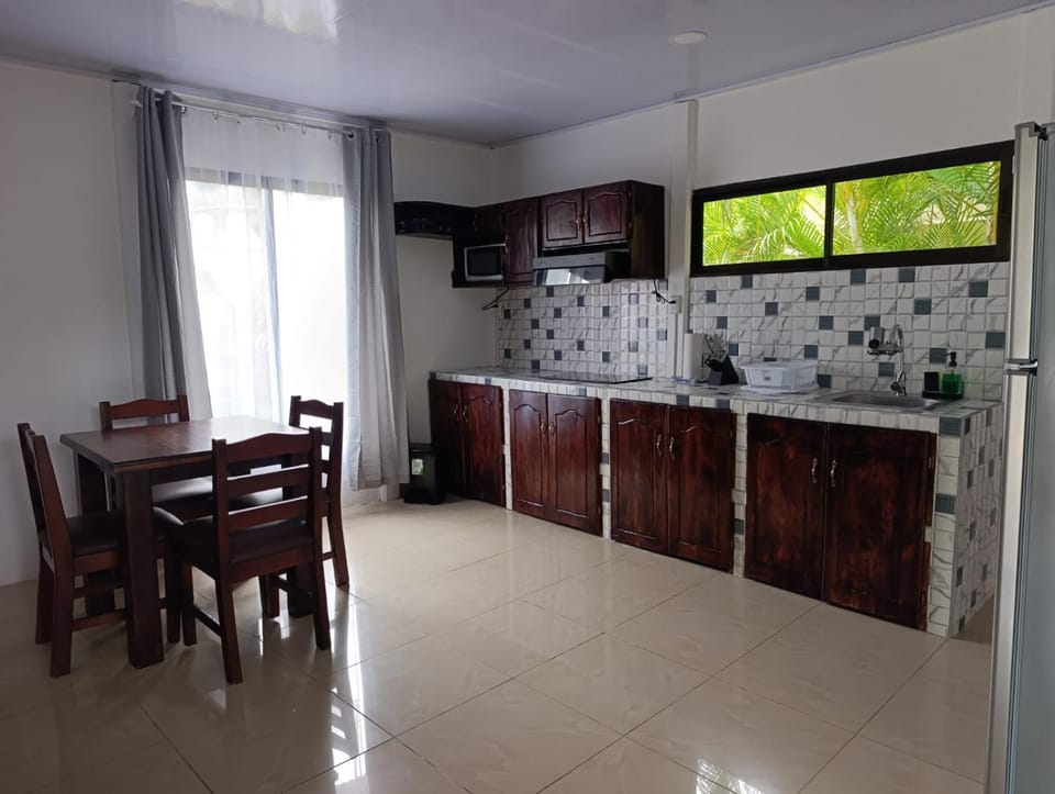 Kitchen or kitchenette, Dining area, oven