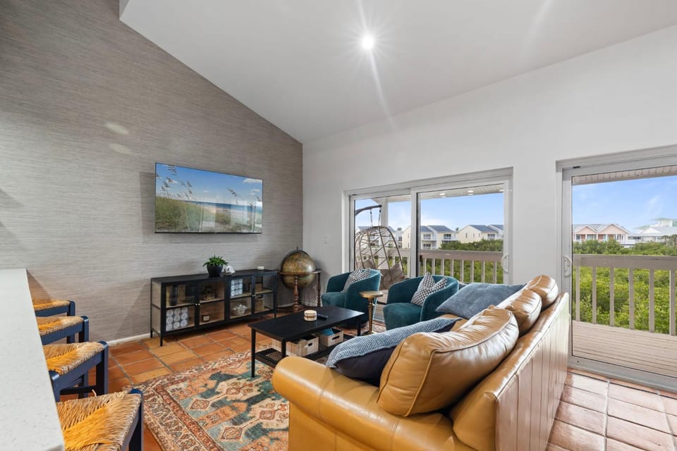 Newly Renovated, Water Views, 2 BD Condo Apartment in Indian Shores