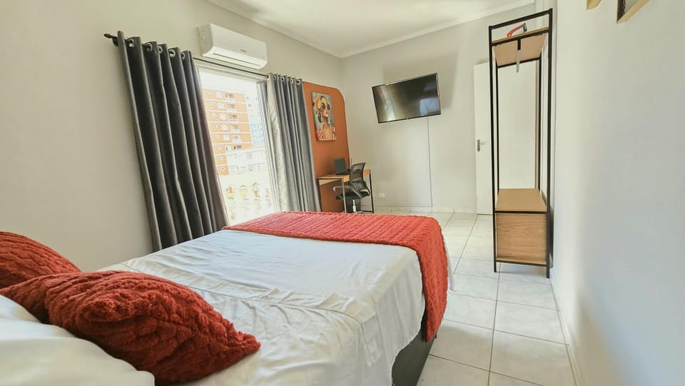 Bed, TV and multimedia, Balcony/Terrace, Photo of the whole room, Bedroom, wardrobe, air conditioner