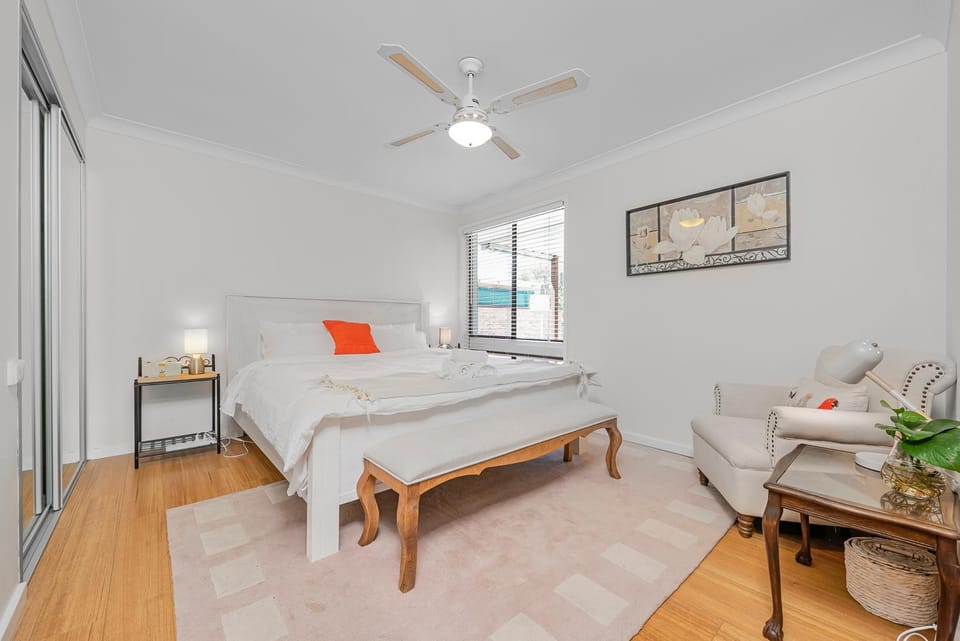 Photo of the whole room, Bedroom